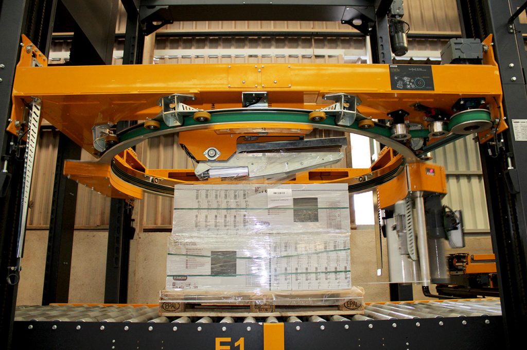 Automatic pallet wrapping machine
