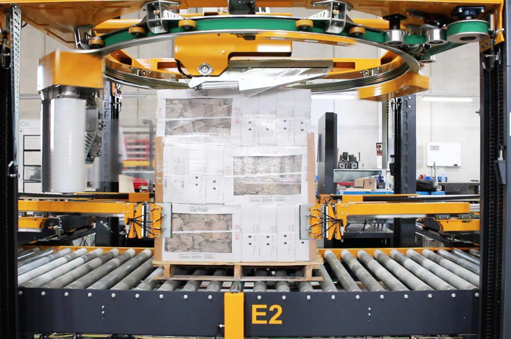 Automatic Stretch Wrapping System with Edge Protection Accesory