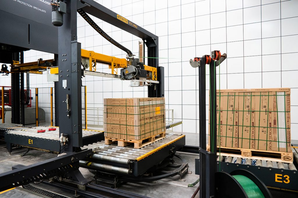 Automatic pallet strapping system for industrial packaging