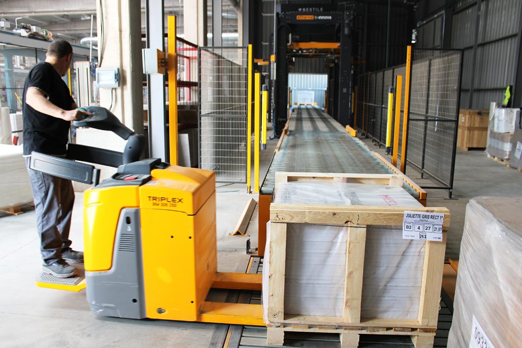 Infeed conveyor line access trucklift transpallet