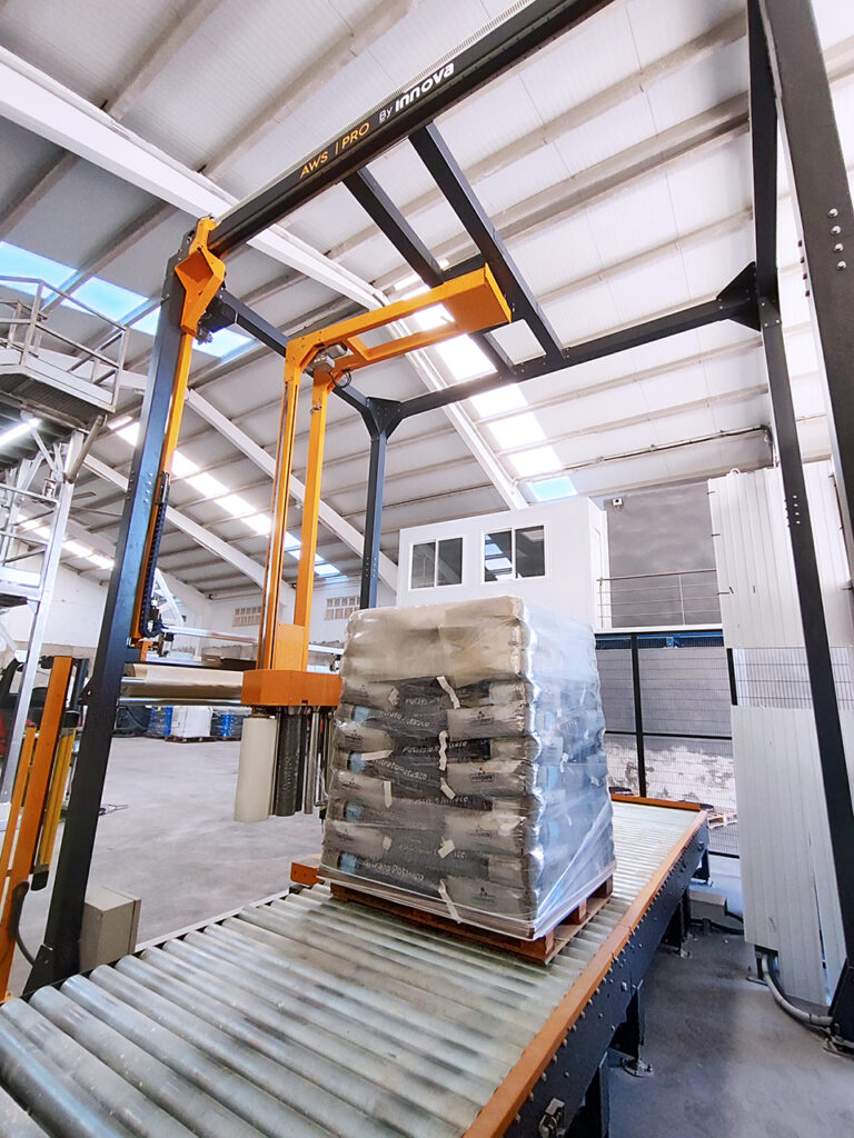 Automatic pallet stretch wrapper 